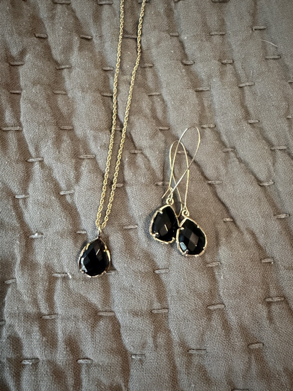 Kendra Scott Gold Necklace and Earrings with Black Teardrop Stones - Picture 3 of 3